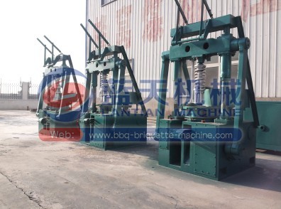 Carbon black briquette machine